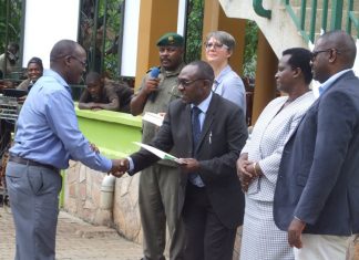 https://cdn.chimpreports.com/wp-content/uploads/2019/03/Makombo-gives-certicate-to-one-of-the-particpnats-in-the-gorilla-census