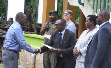 Uganda Wildlife Authority concludes Gorilla census in Bwindi https://cdn.chimpreports.com/wp-content/uploads/2019/03/Makombo-gives-certicate-to-one-of-the-particpnats-in-the-gorilla-census